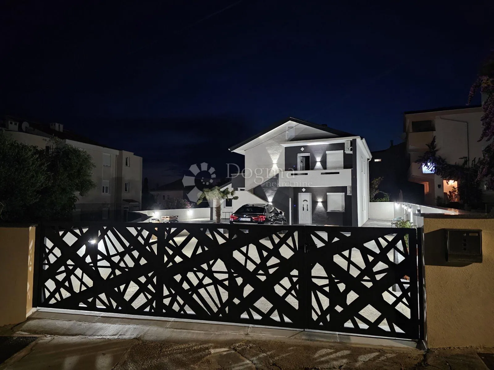 otok pag novalja samostojeća kuća sa tri apartmana - slika 2