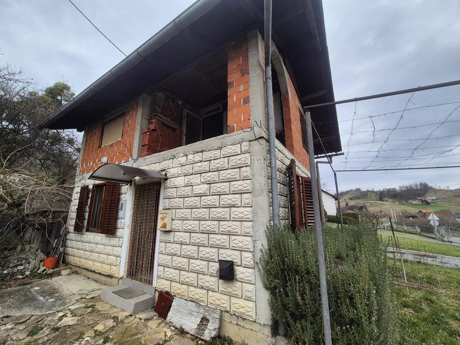 kvalitetna obiteljska kuća nadomak centra desinića - slika 9