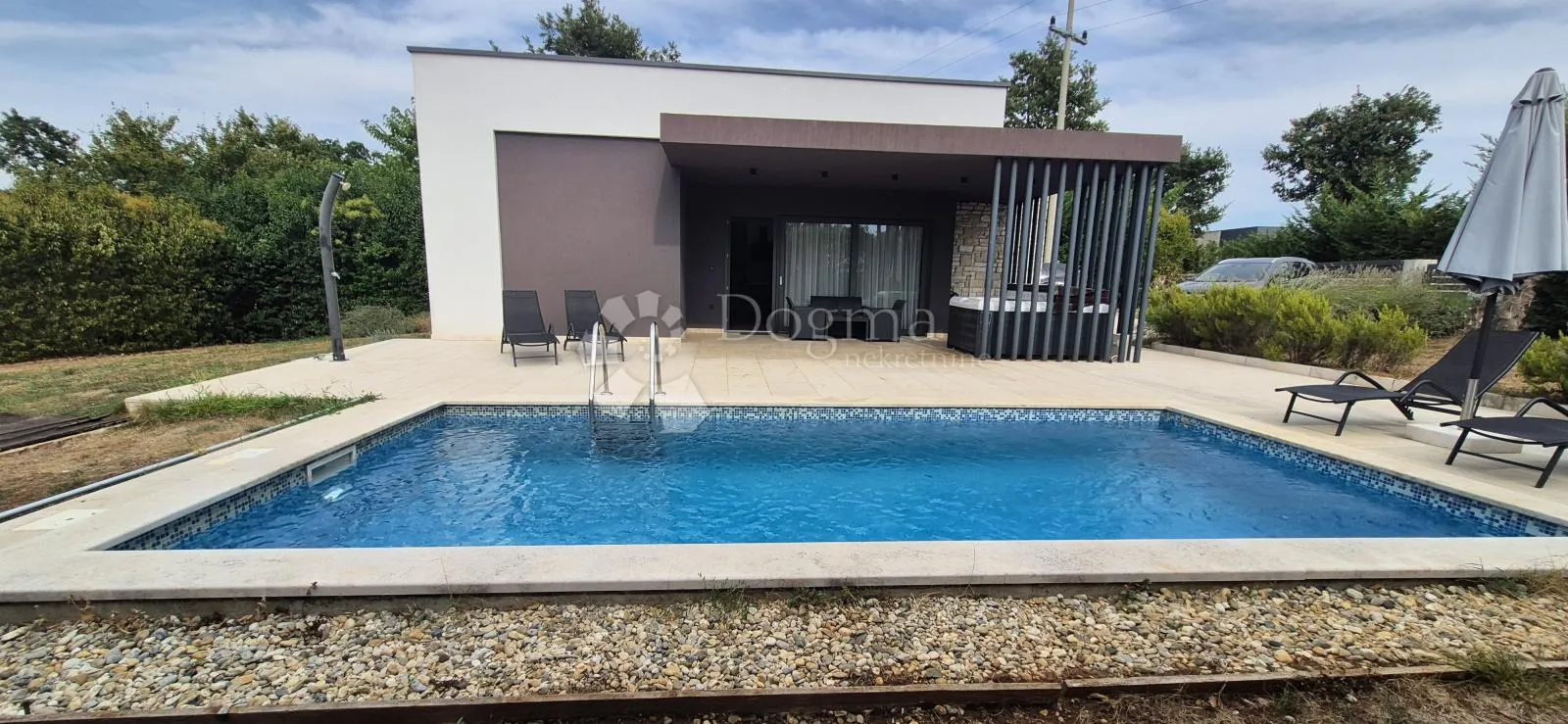 kuća sa bazenom i jacuzijem okružena zelenilom - slika 32