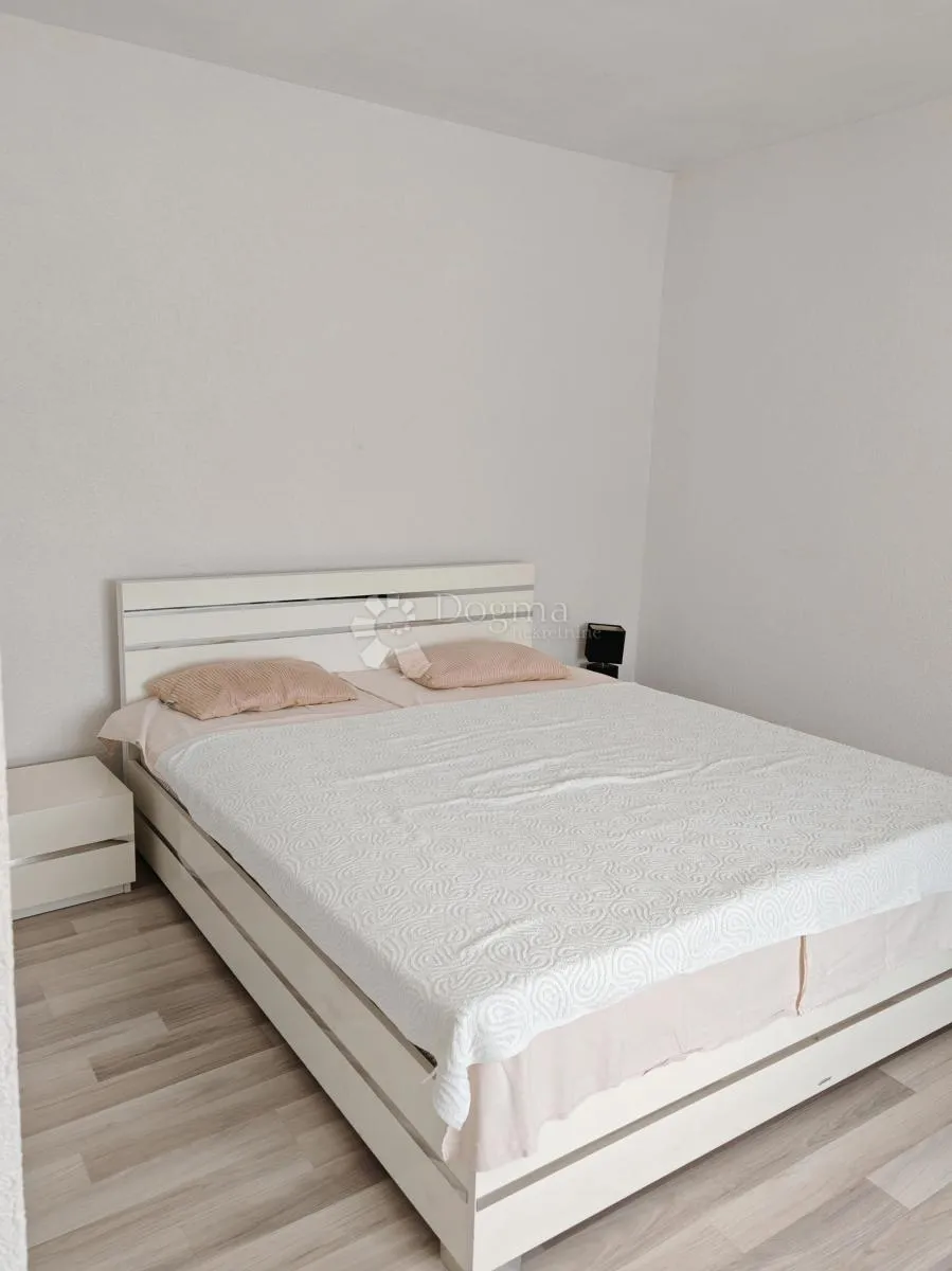 kuća s okućnicom i pomoćnim objektima - slika 8