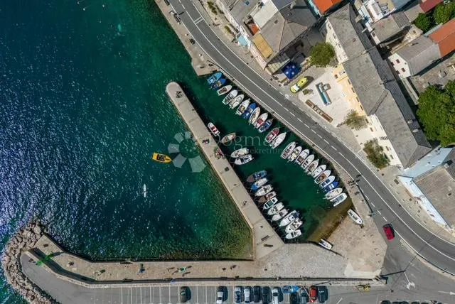 apartman atraktivna lokacija karlobag - slika 13