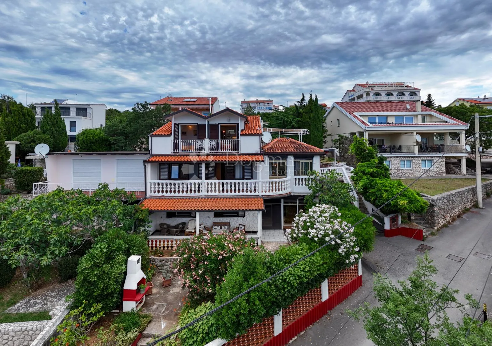 kuća sa tri velika stana blizu mora - slika 1