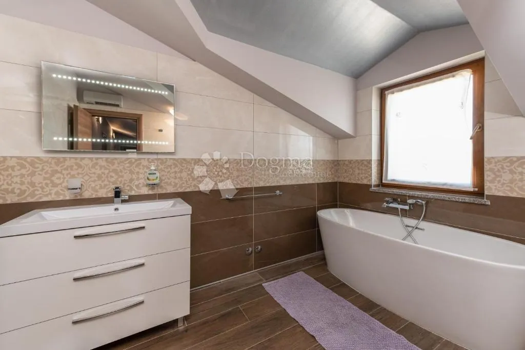 penthouse 200 metara od mora s pogledom - slika 11