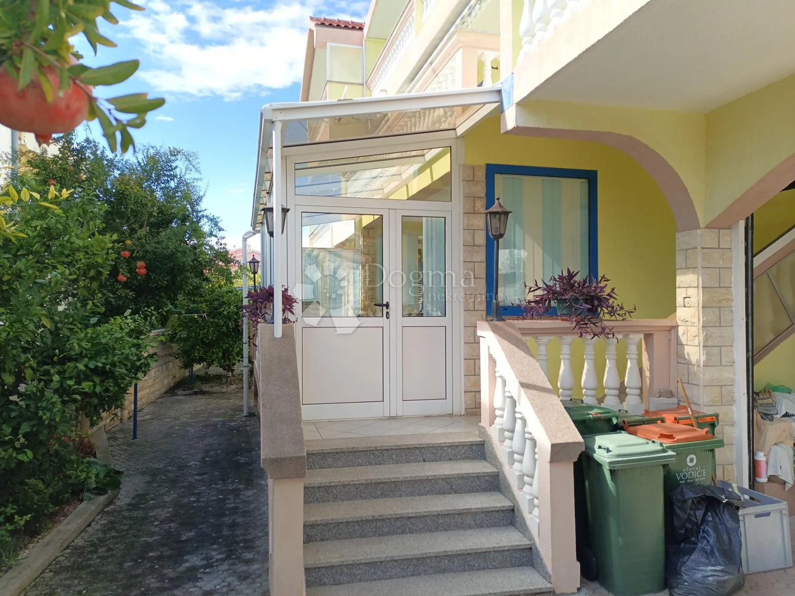 vodice prekrasna kuća sa 9 apartmana 100 metara od mora - slika 6