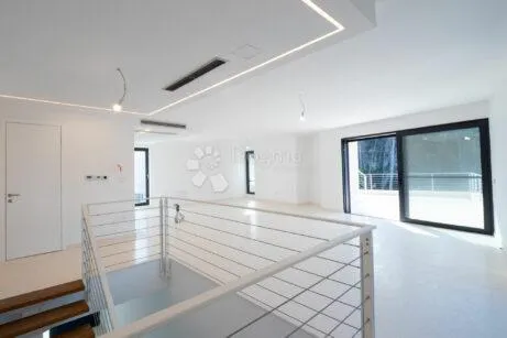 raskošan penthaus s bazenom, 100 m od mora - slika 29