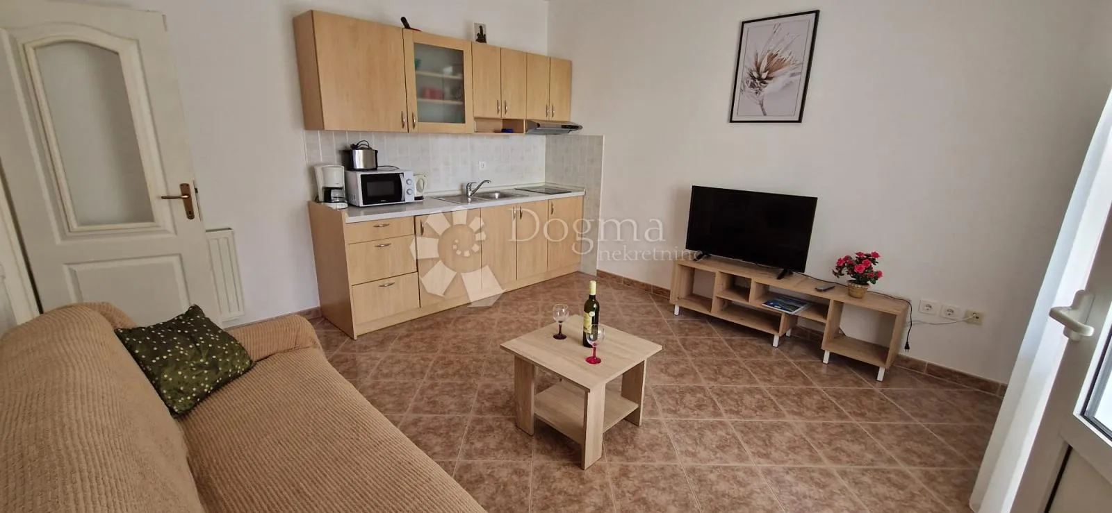 prodaje se – prostrana kuća s apartmanima, pogledom na more i uhodanim turističkim poslom (353 m²) – okrug gornji - slika 12