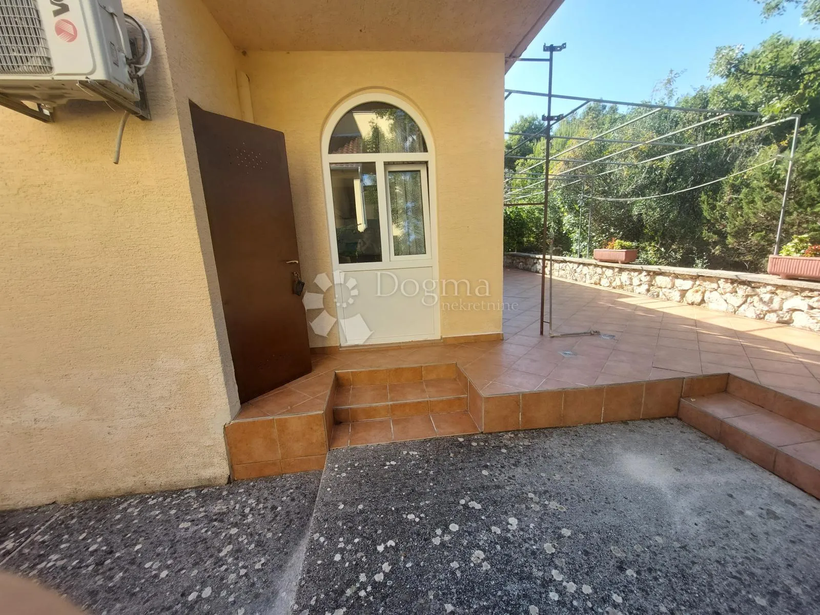 kuća sa 5 apartmana - slika 4