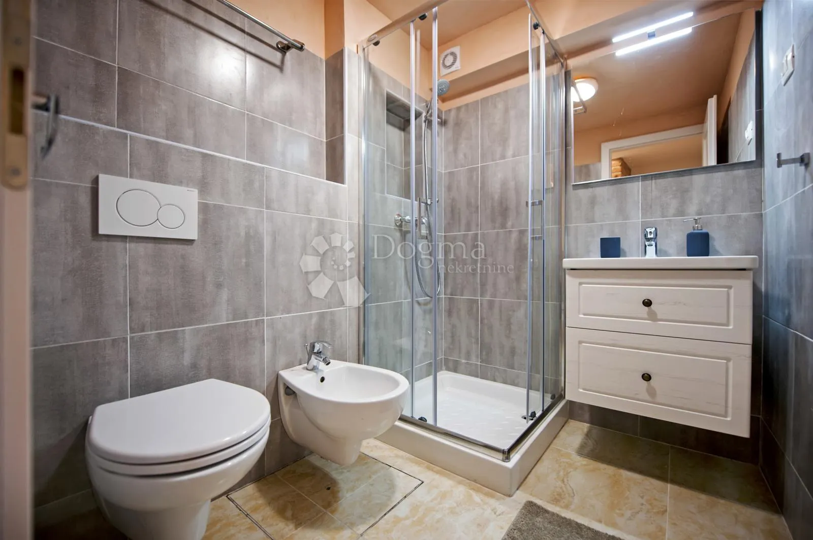 rovinj - sniženo! kuca s 3 apartmana u srcu starog grada - slika 22
