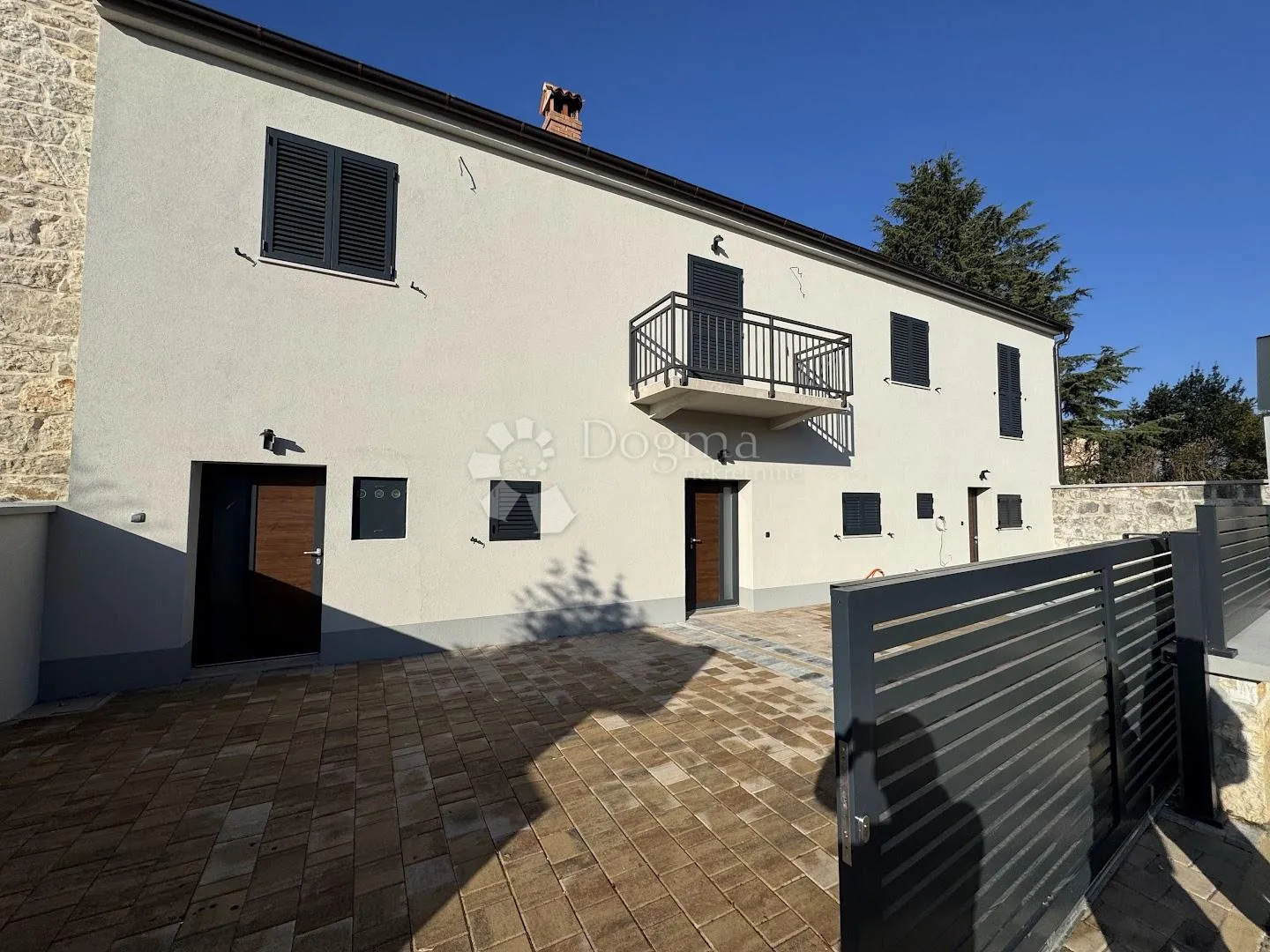 nova kuća u funtani sa 3 apartmana - slika 1