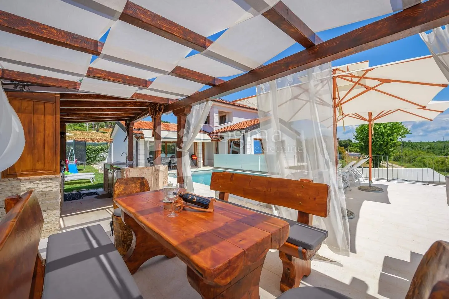 villa na rubu sela nedaleko mora - slika 3