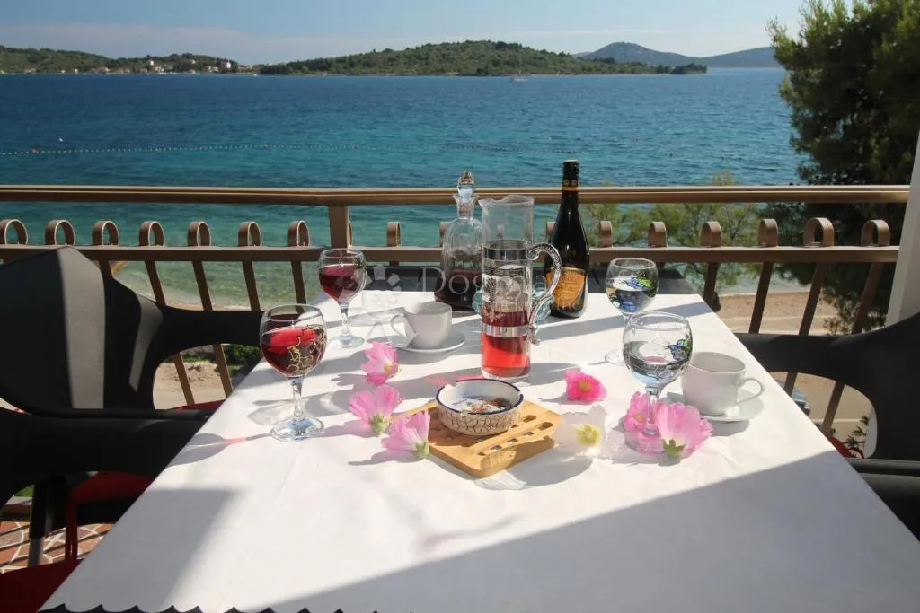 lovetovo -vodice, predivna kuća s 6 apartmana, prvi red do mora - slika 23
