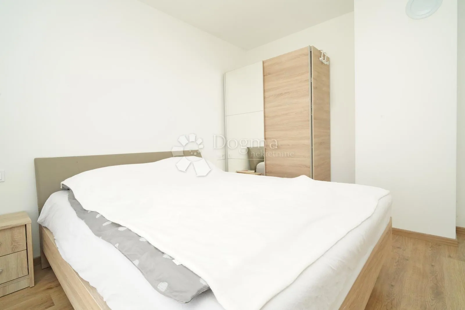 kuća u nizu (krajnja) okrenuta prema zelenilu, 4 sobe, vrt, 10min od grada - slika 21