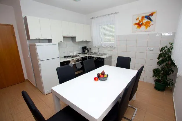 luksuzna kuća s bazenom i apartmanima na rabu - slika 8
