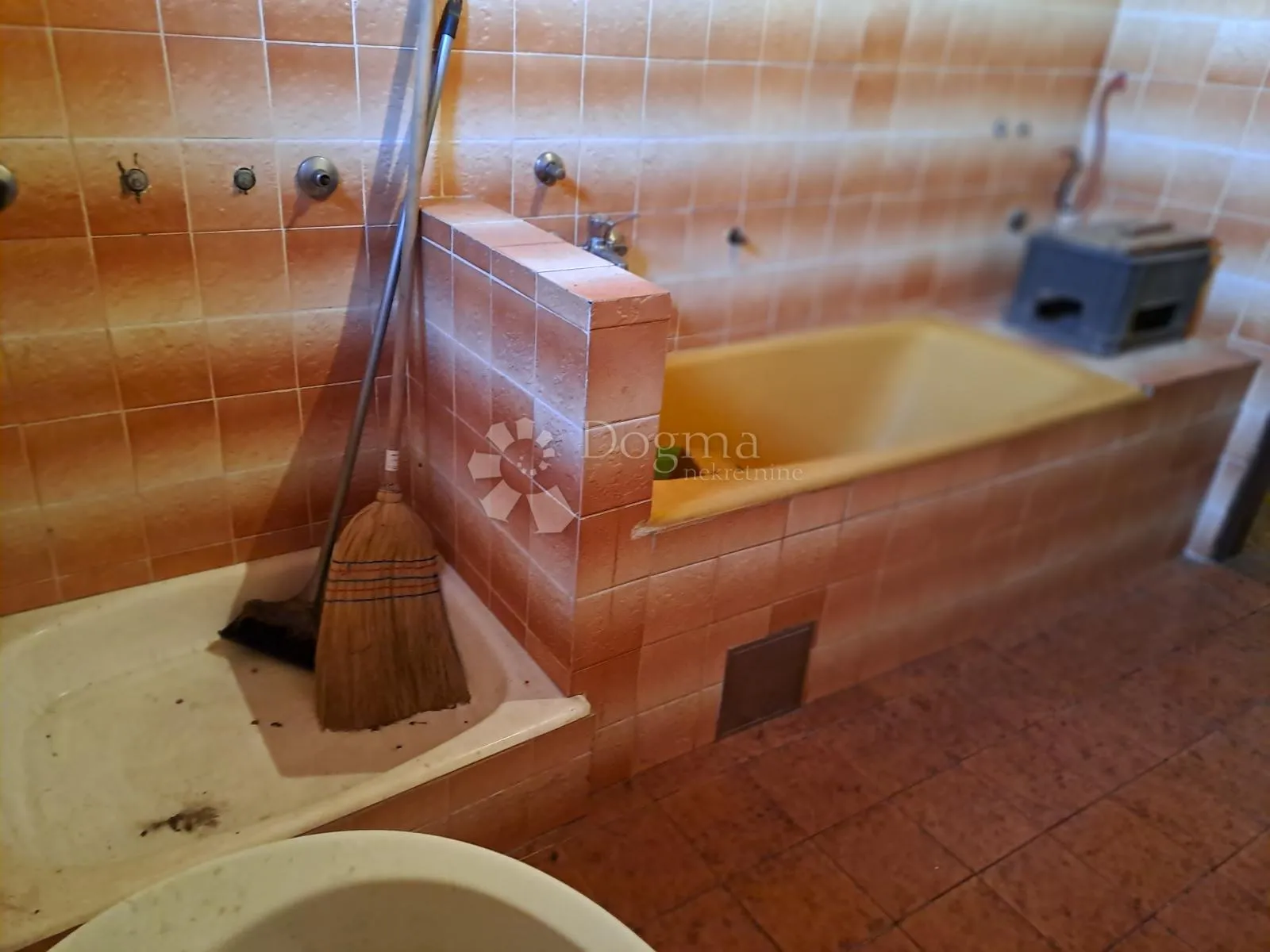 velika kuća na odličnoj lokaciji - slika 23