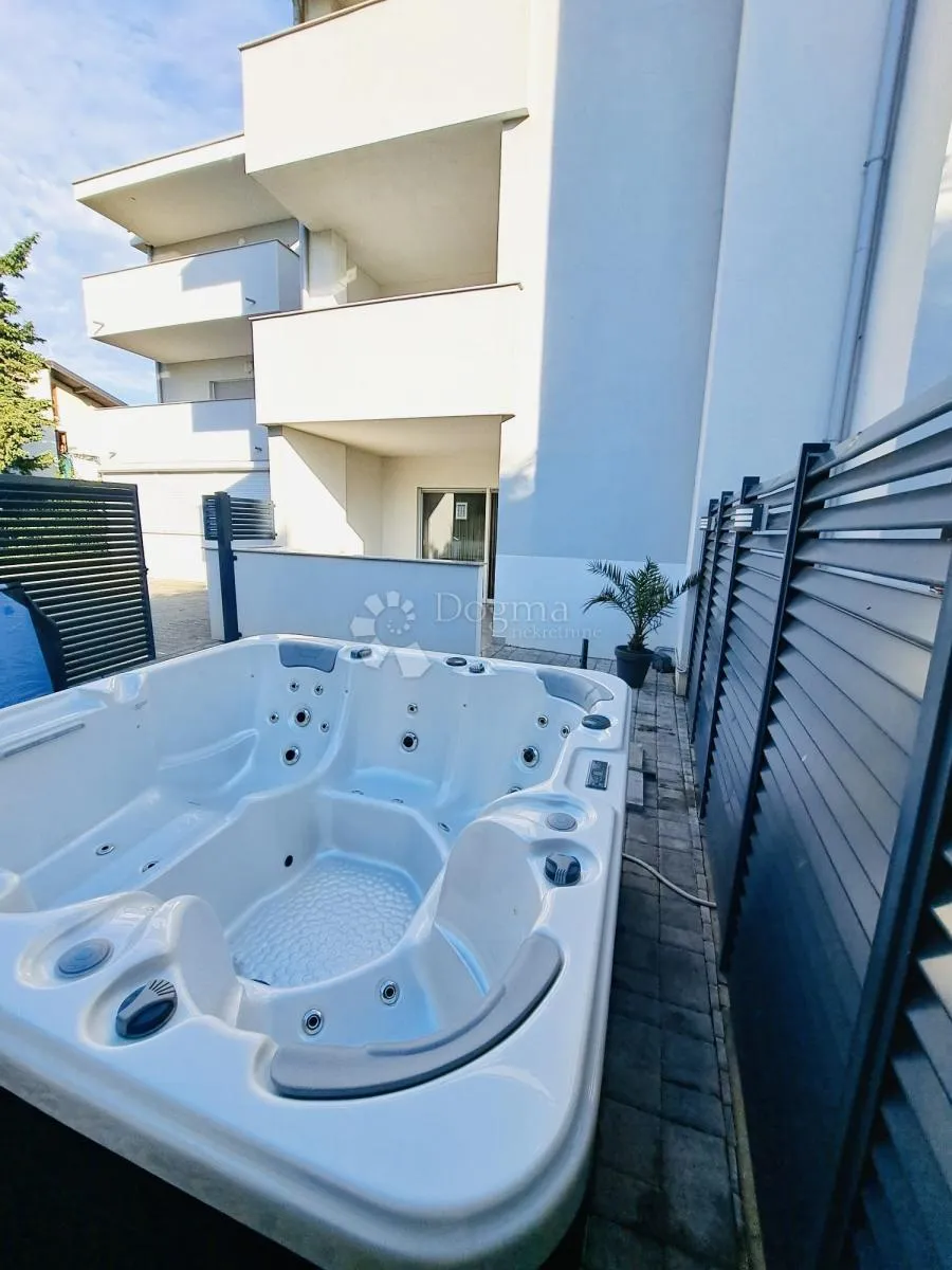impresivni stan s dvije terase, jacuzzijem i parkirnim mjestom - slika 6