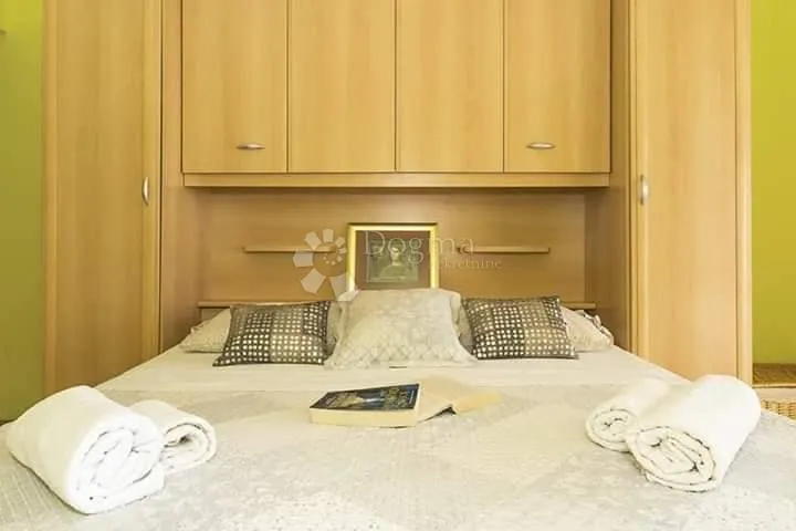 prodaja dva zasebna apartmana s pogledom na more - slika 12
