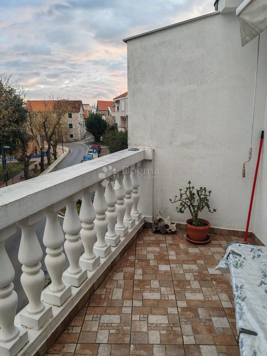 vodice - kuća u centru blizu mora - dva stana - poslovni prostor - slika 20