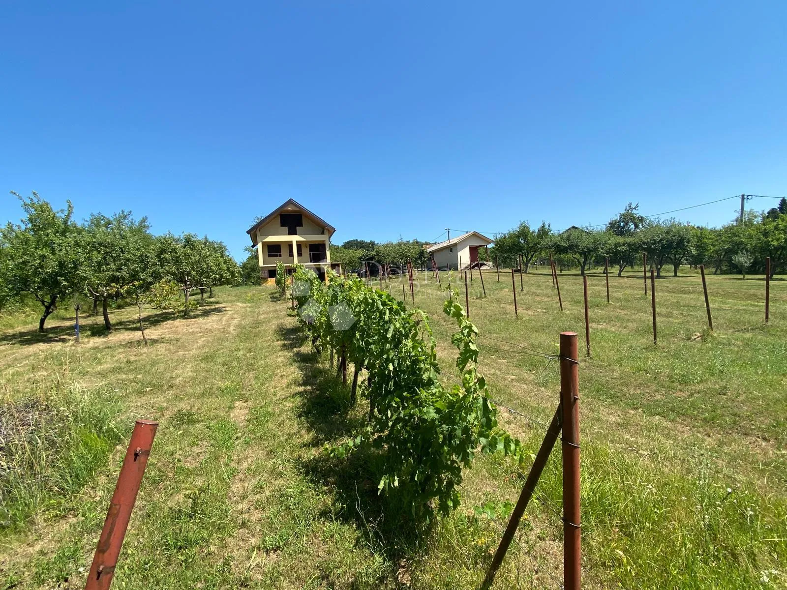 vikend kuća - građevinsko zemljište 4680 m2 - slika 1