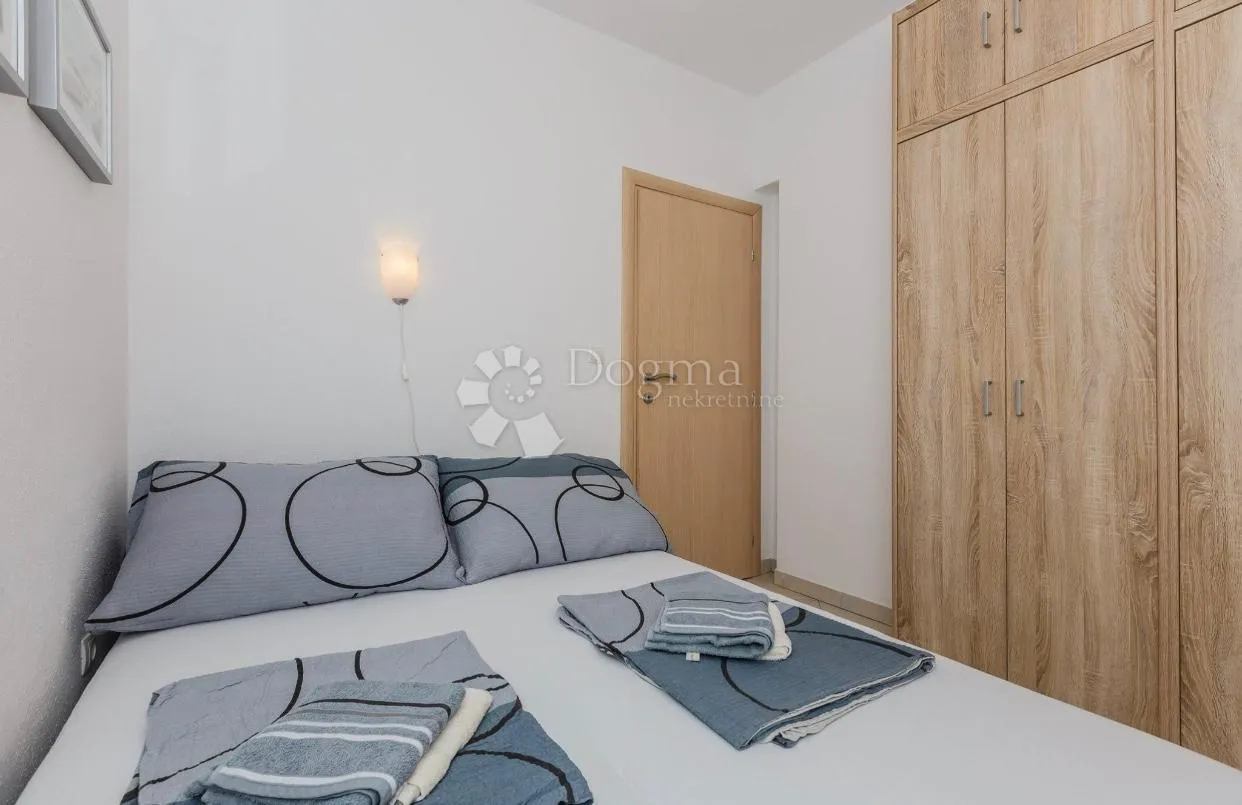 dvosobni apartman sa pogledom na more, super lokacija - slika 14