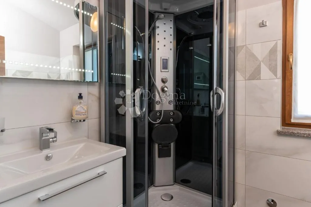 penthouse 200 metara od mora s pogledom - slika 9