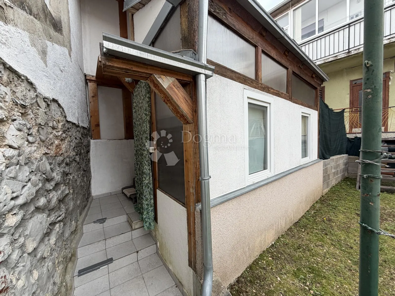 tisno – kuća u nizu na odličnoj lokaciji - slika 13