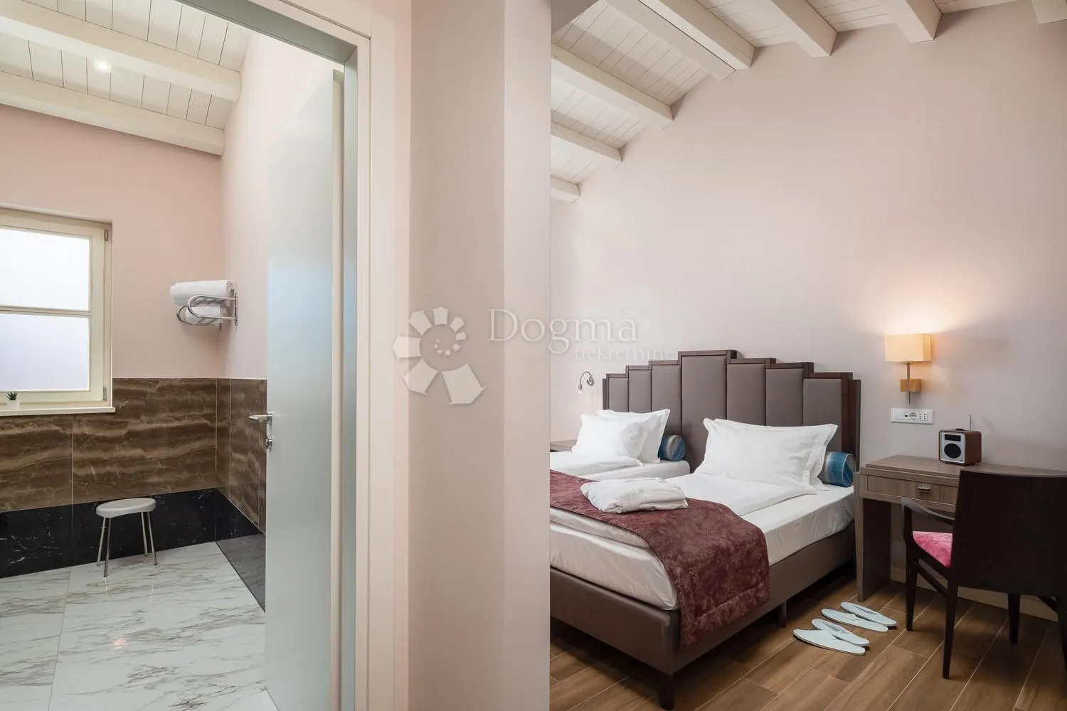 villa koja odiše elgancijom, sa bazenom i pomoćnim objektom - slika 26