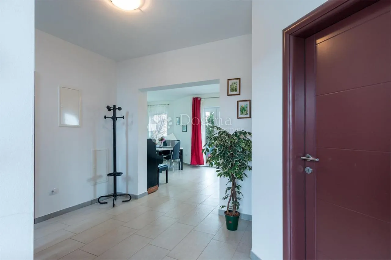 vila sa bazenom na mirnoj lokaciji - slika 18