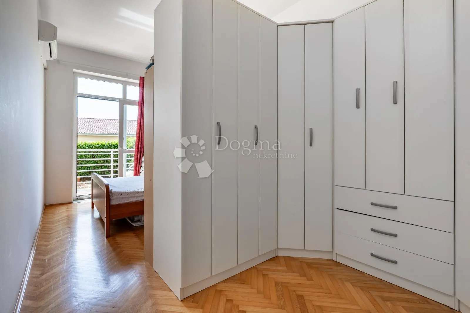 grad krk – elegantan apartman s privatnim vrtom, dvije terase i parkirnim mjestom - slika 10