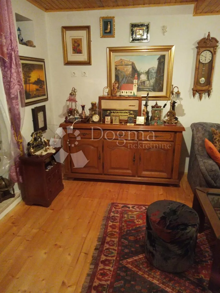šarmantna kuća ne velikoj okućnici - slika 4