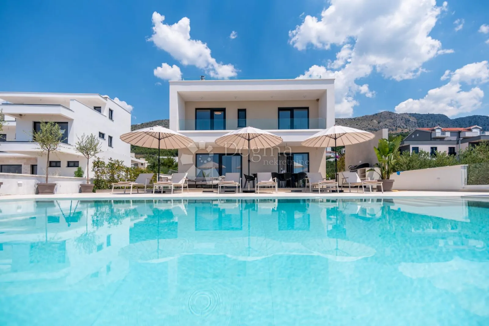 villa sa bazenom i teniskim terenom, podstrana - slika 3