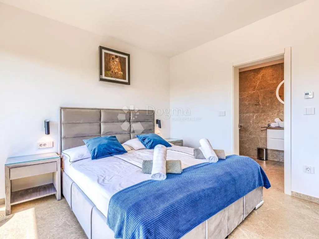 poreč - luksuzna vila s bazenom, wellnessom i 3 spavaće sobe - slika 14