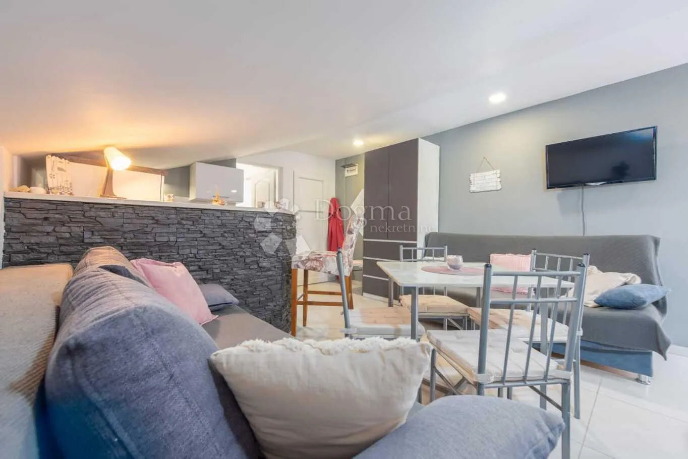 apartman uz more s pogledom namješten - slika 3