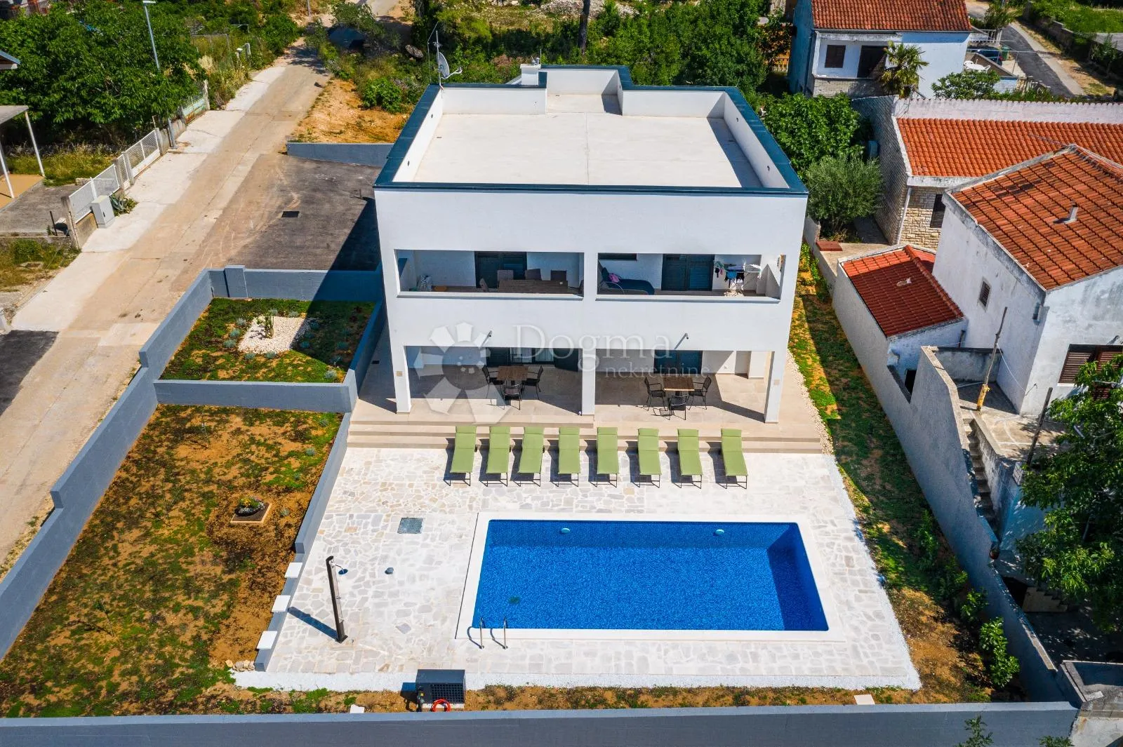 kuća s bazenom i pogledom na more – novigrad - slika 28