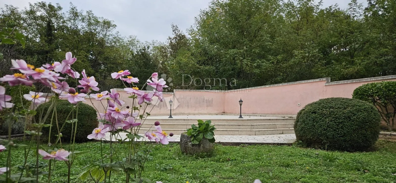 ekskluzivno kuća na osami, okružena šumom - slika 30