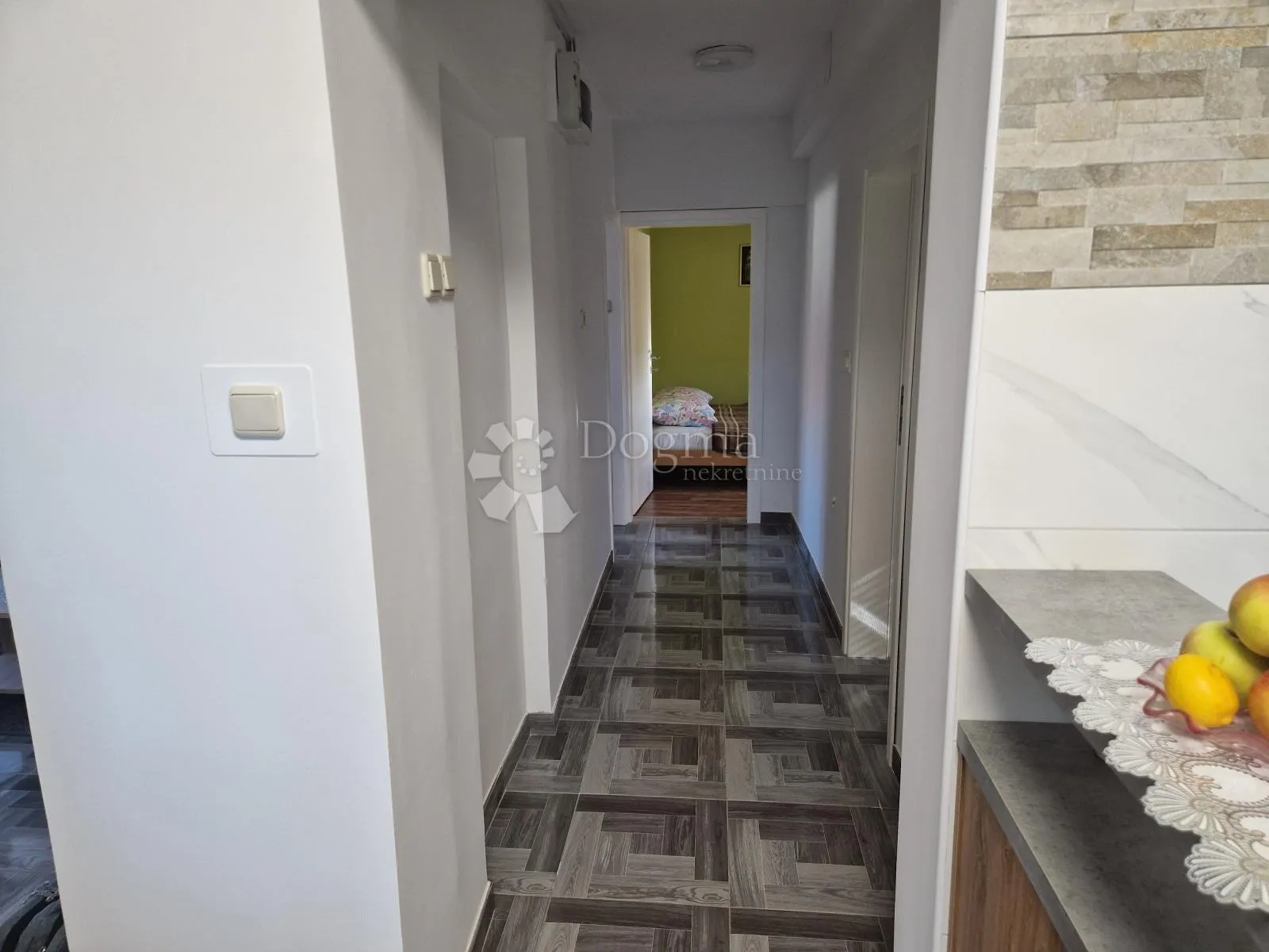 kuća u prirodi s prekrasnim pogledom na ravnu goru i velikom okućnicom - slika 20