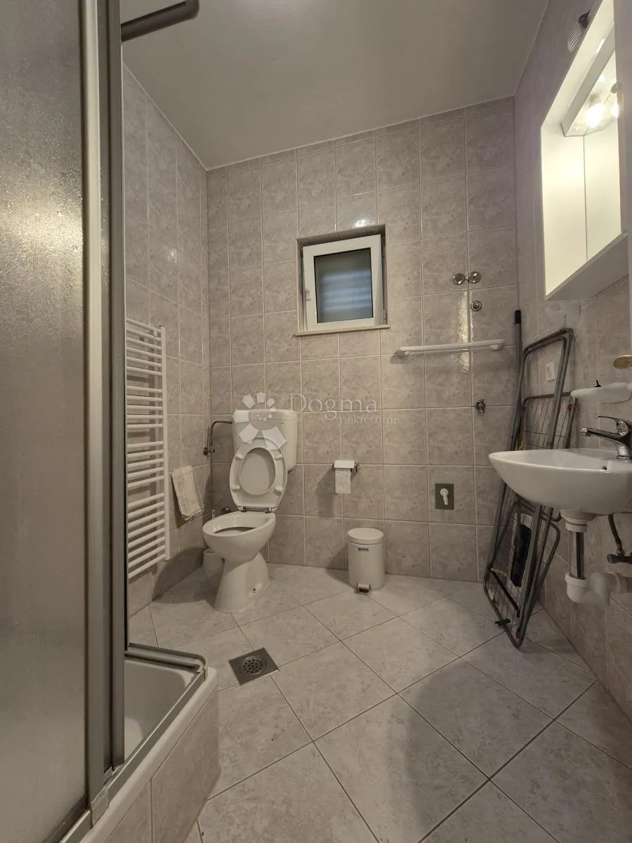 prodaje se – prostrana kuća s apartmanima, pogledom na more i uhodanim turističkim poslom (353 m²) – okrug gornji - slika 19