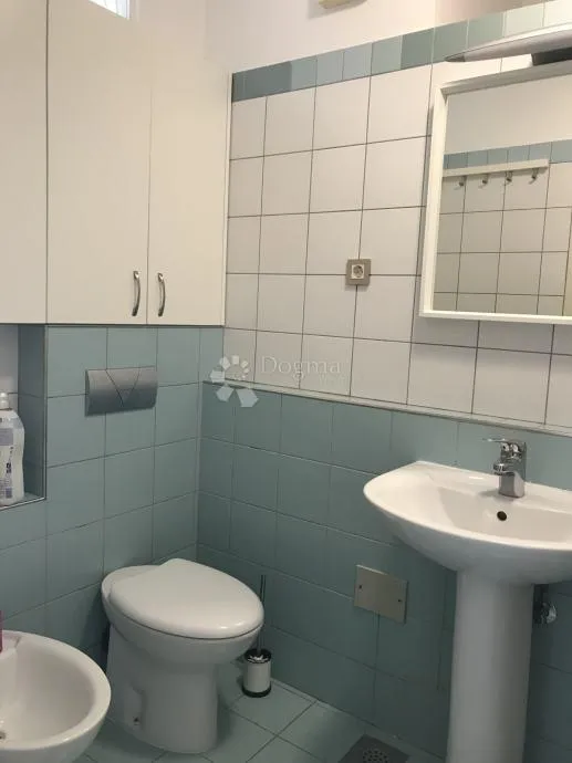 2-soban stan s balkonom, kruge – odlična lokacija - slika 8