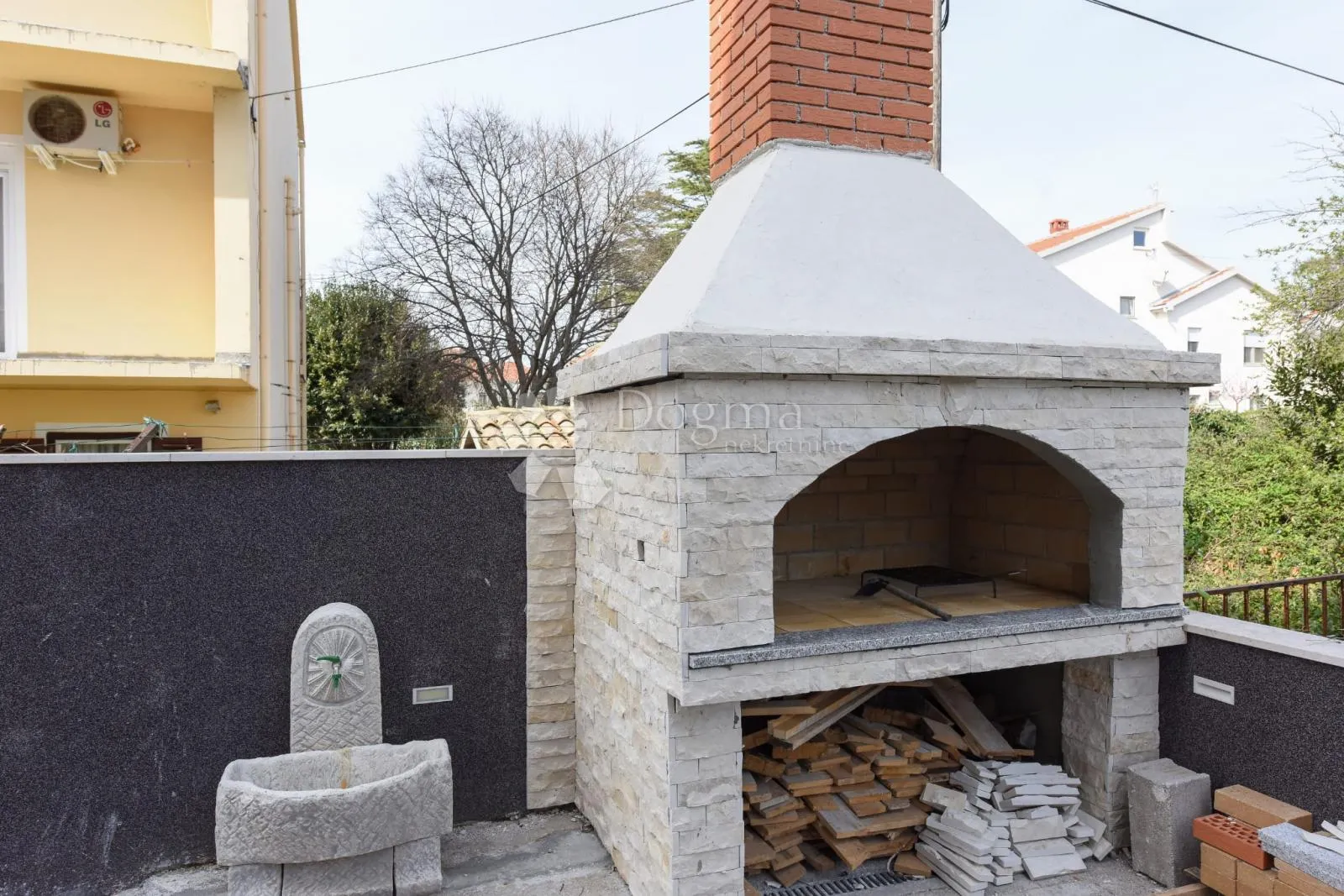 pekrasan stan sa dvorištem u diklu - slika 25