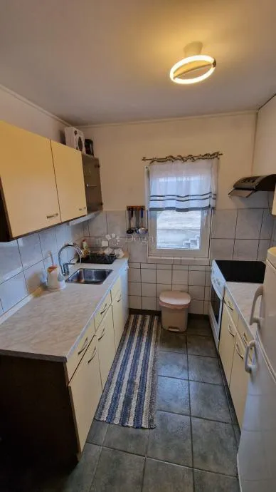 kuća blizu mora sa tri stana - slika 4