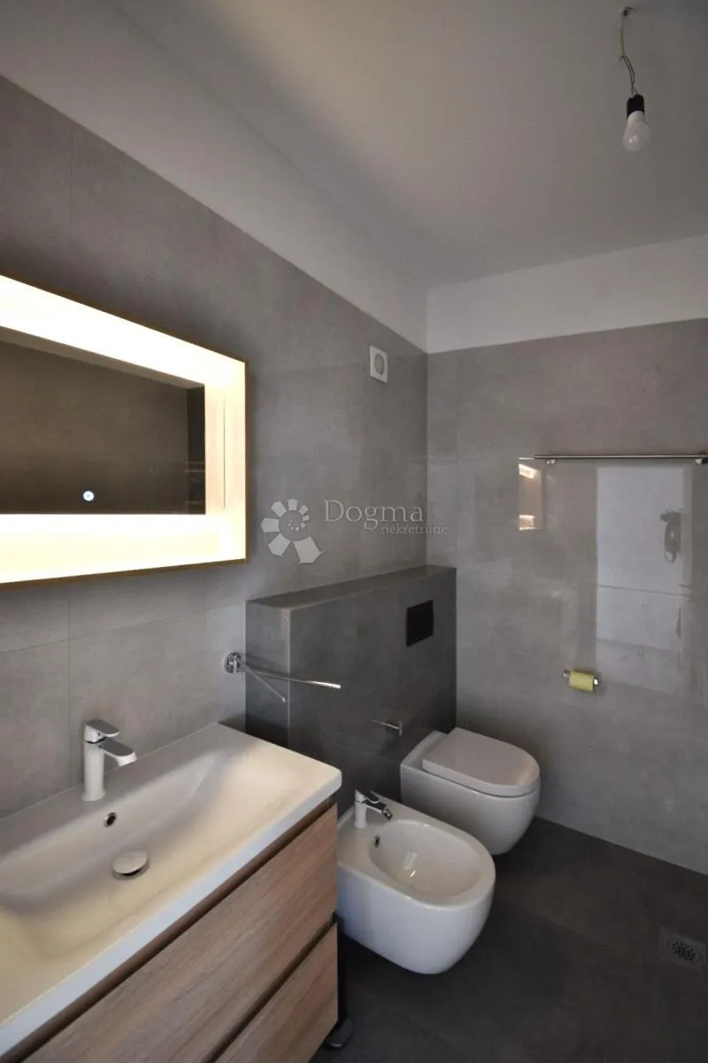 prilika - dva stana + kategorizirani studio apartman! - slika 28