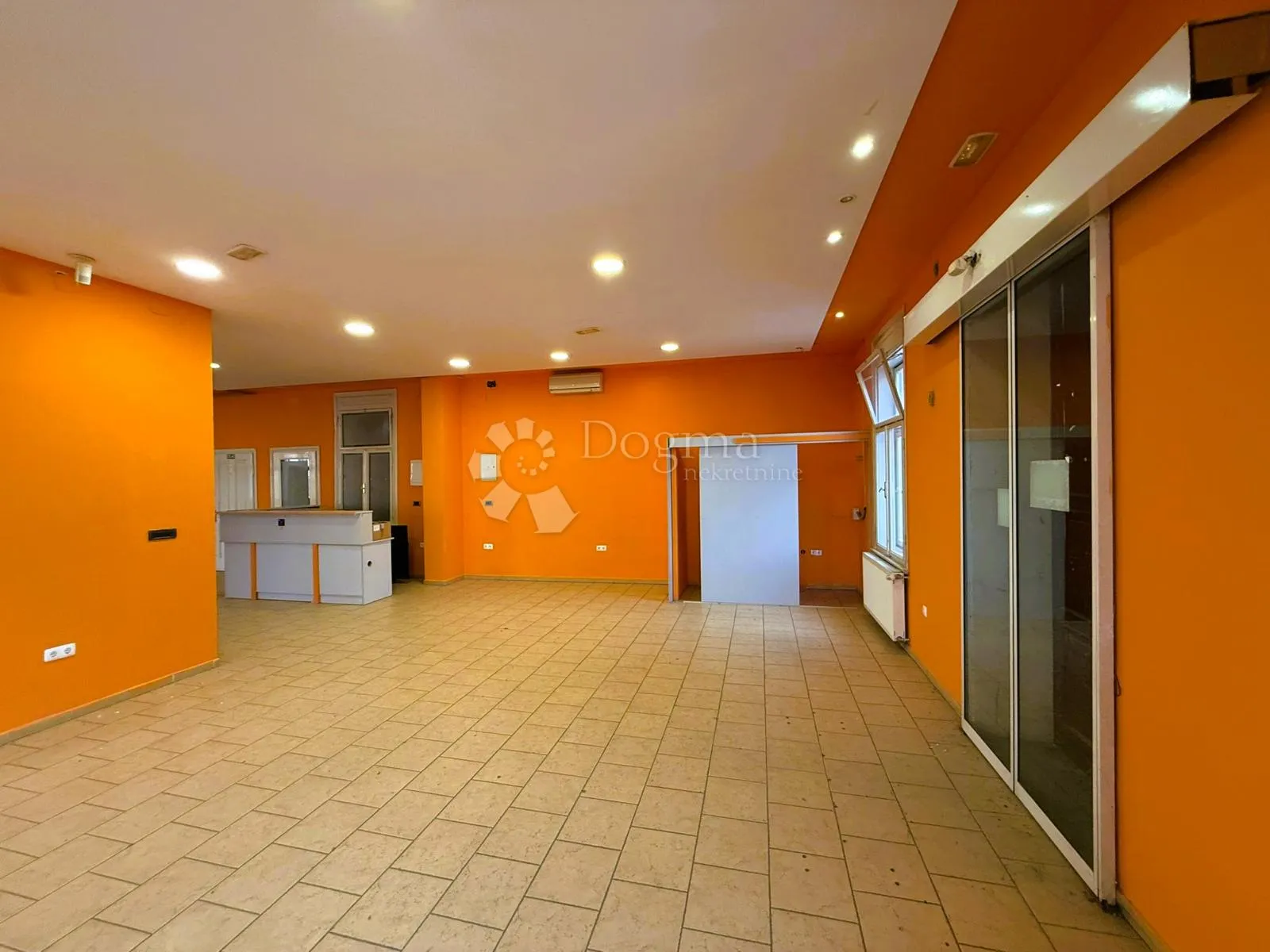 iznajmite prostor koji svi vide - prometna ulica u centru varaždina! - slika 4