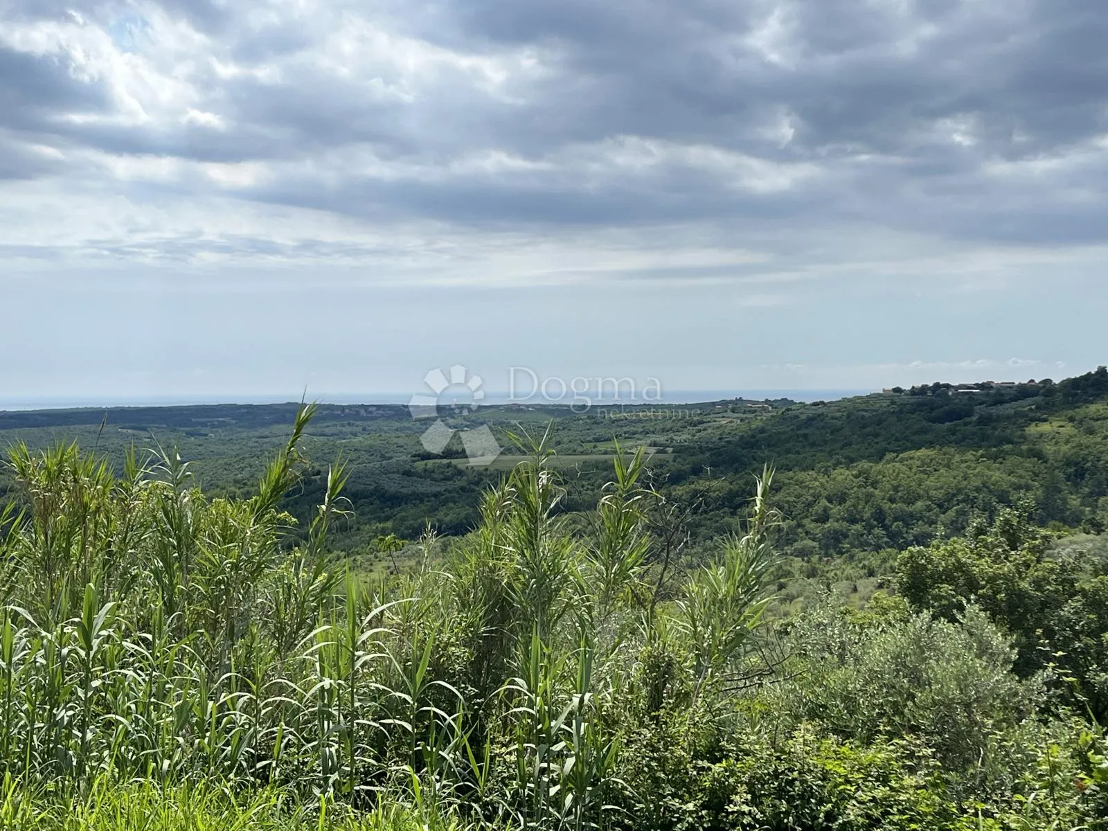 zemljište sa izuzetnim pogledom i građevinskom dozvolom - slika 2