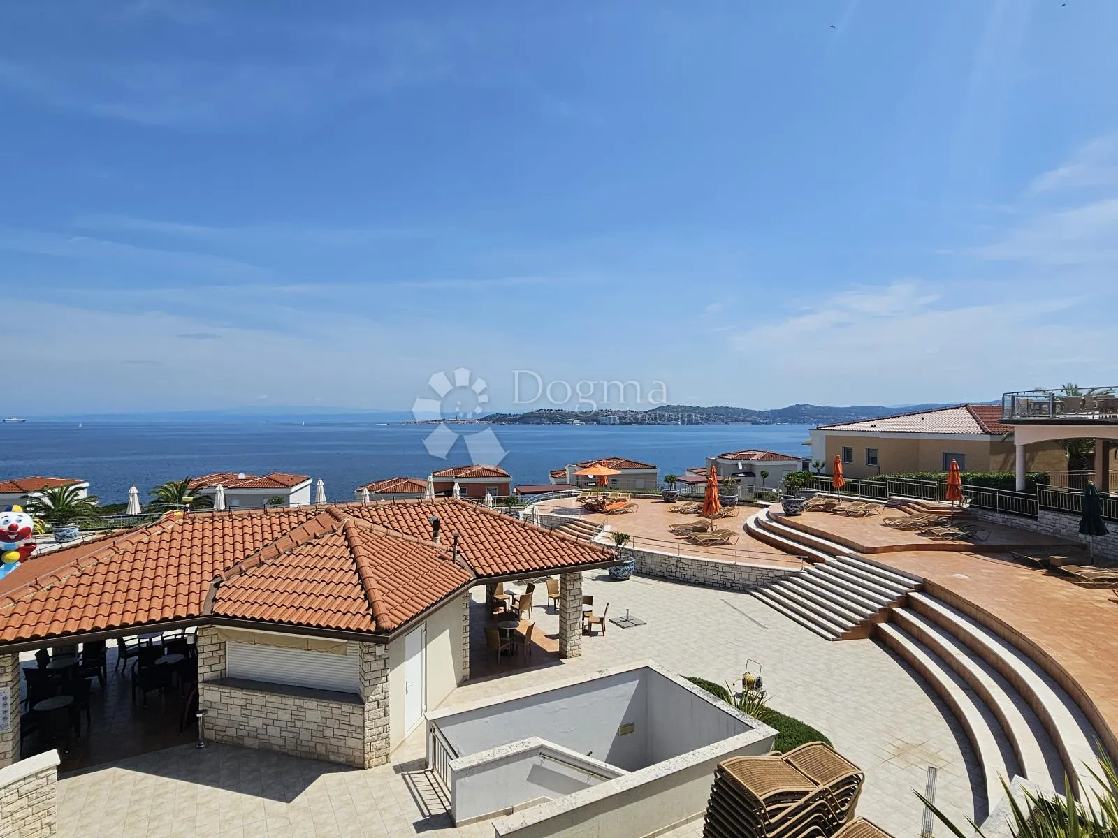 prostrani stan 100m od uređene plaže - slika 14