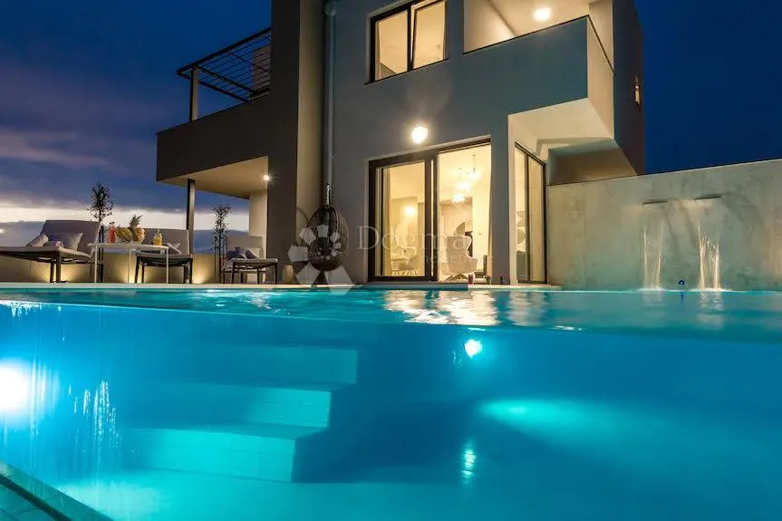 rijetkost na tržištu: luksuzna samostojeća villa s bazenom, blizu mora - slika 14