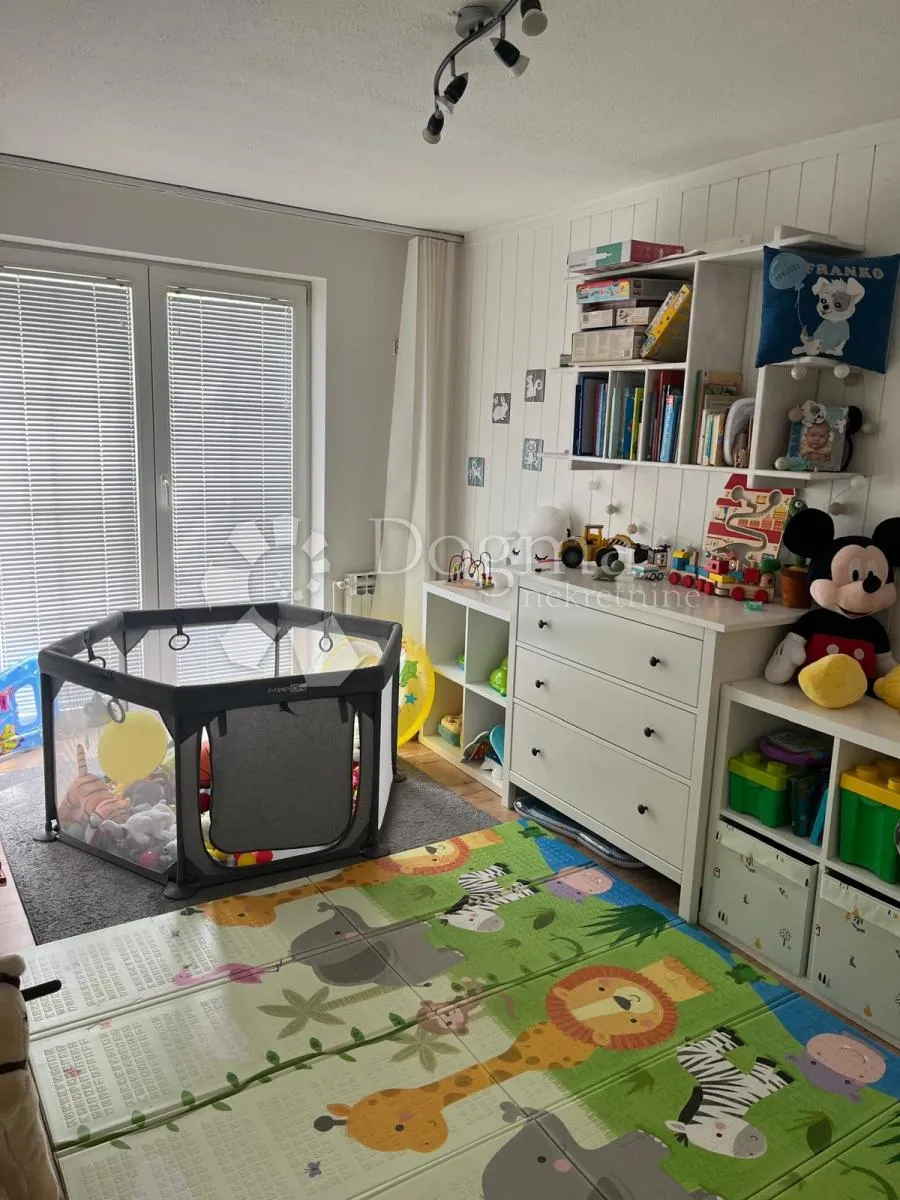 prekrasna vila sa velikom uređenom okućnicom - slika 5
