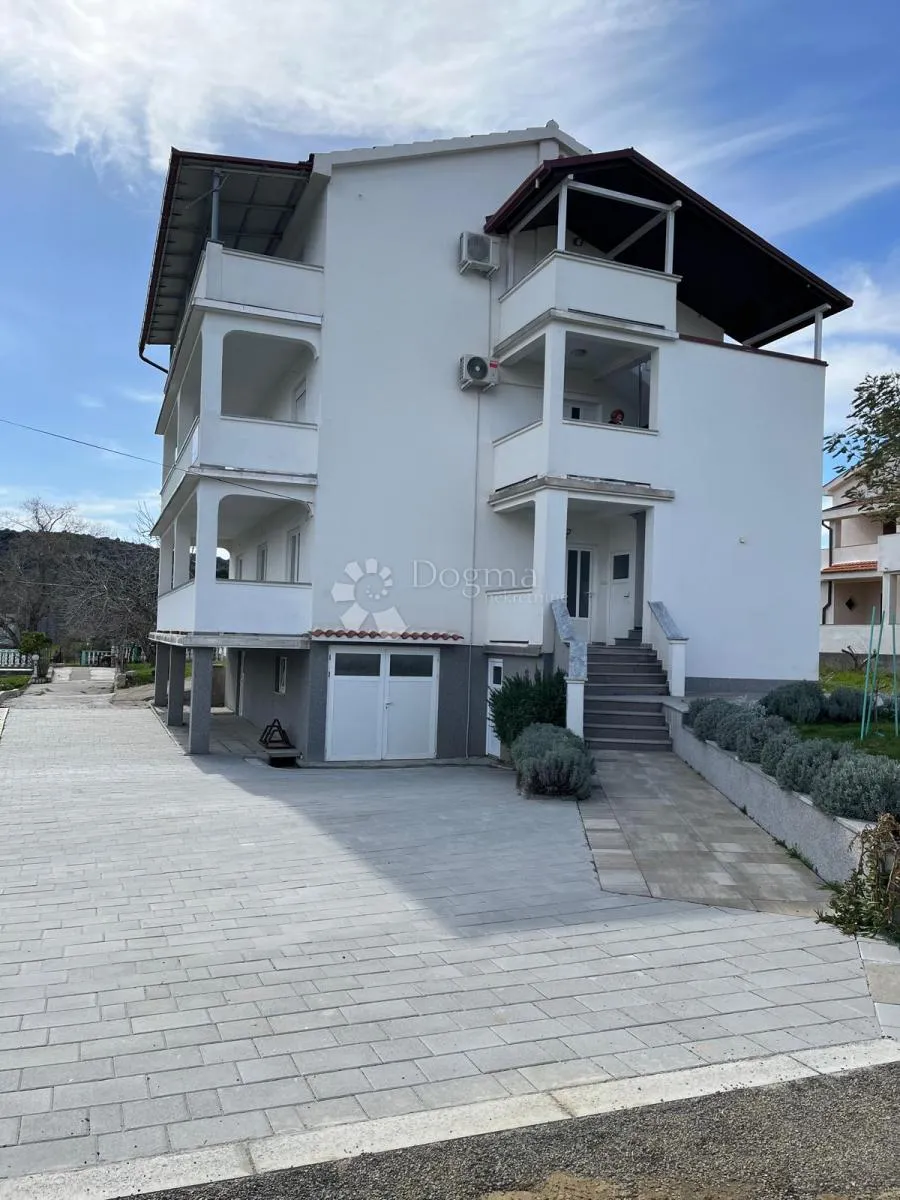 otok rab, lopar, kuća sa 3 apartmana 300 m od mora! - slika 2