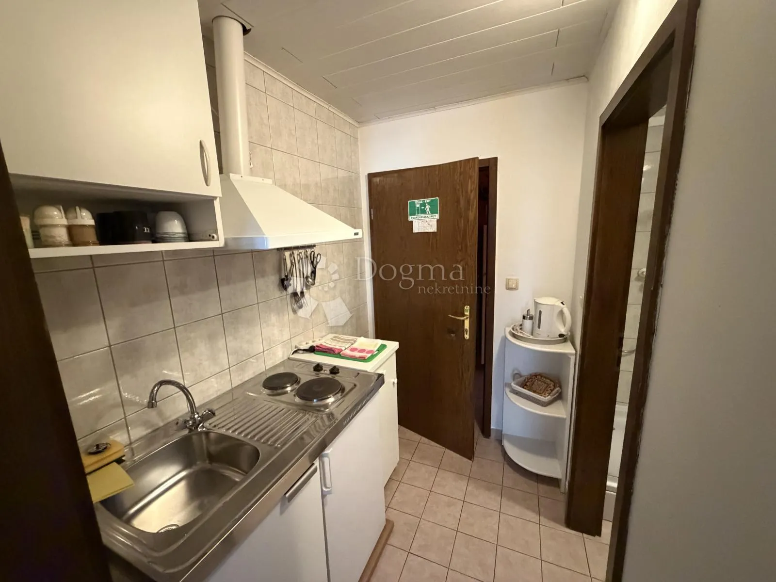 prilika u brodarici- kuća blizu mora, s 6 apartmana i 3-sobnim stanom!! - slika 47