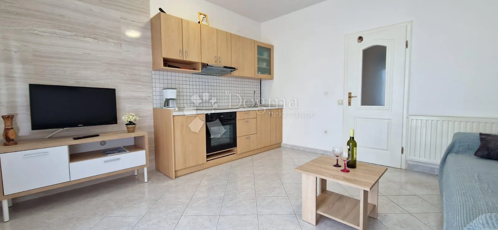 prodaje se – prostrana kuća s apartmanima, pogledom na more i uhodanim turističkim poslom (353 m²) – okrug gornji - slika 11
