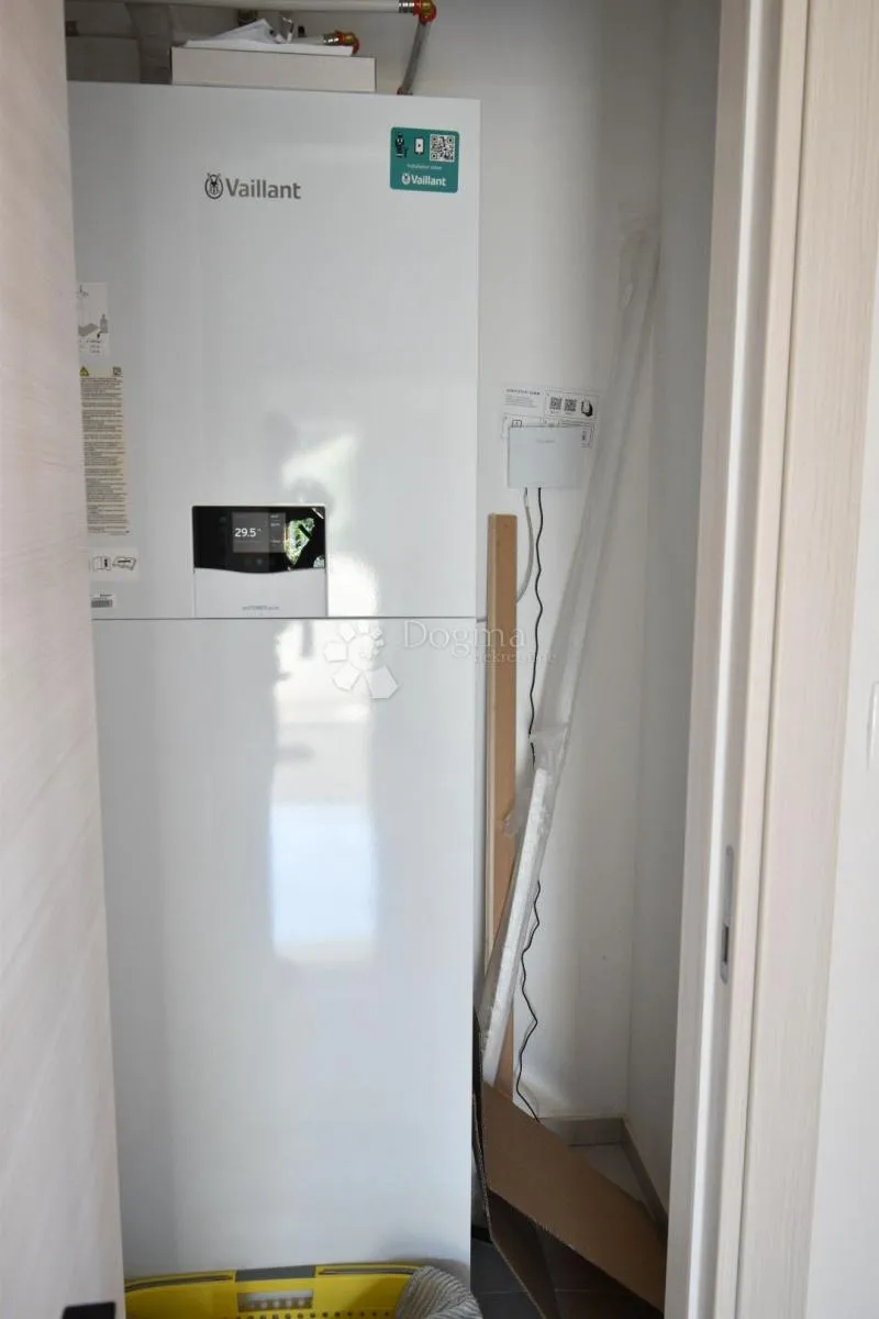 prilika - dva stana + kategorizirani studio apartman! - slika 31