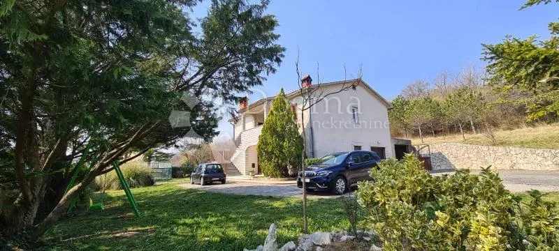 kuća sa 2 stana i prostranom građevinskom okućnicom - slika 1